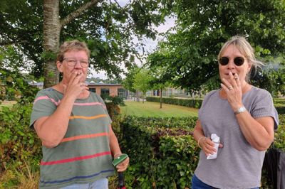 Helle Christensen og Jette Wulff er fortørnede over, at de ikke længere må tage en smøg i arbejdstiden ved Videbæk Skole. De overvejer civil ulydighed og kan ikke love, at rygning for altid er no-go i arbejdstiden. Foto: Jens Kristian Lynderup