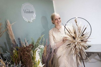 By Vindum designer dekorationer til vægge, til at hænge ned fra loftet eller stå på et bord. Grundstoffet er tørrede blomster, som holder længe og som kan give farvespil. Kunderne kommer fra hele landet og kontakten er via Instagram. Lige nu er brændte farver største mode Foto: Tom Laursen