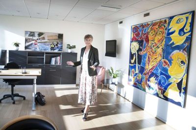 Hernings nye borgmester, Dorte West (V), har allerede forsøgt at sætte sit præg på sit nye kontor med nye malerier, træmøbler og flere planter. Foto: Tom Laursen
