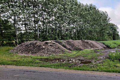 Denne bunke marksten, som bilisterne har kunnet iagttage ved siden af Kongevejen ved Vorgod-Barde ligger ikke bare hen og er i vejen for landmand Karsten Kristensen. Stenene får nyt liv, når de genbruges i naturprojekter. Foto: Jens Kristian lynderup