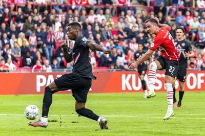 Raphael Onyedika, bliver ramt af bolden, da Mario Götze scorer til 2-0. I anden halvleg blev nigerianeren flyttet fra forsvar til midtbane, og det var med til at stabilisere det midtjyske mandskab. Foto: Ritzau Scanpix