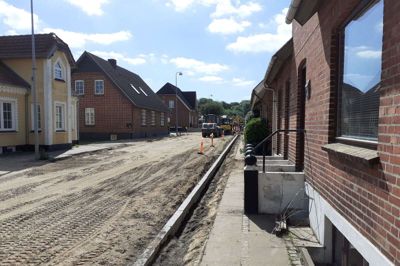 Hovedgaden i Ørnhøj har værret ramt af vejarbejde siden april. Det er dog slut om lidt - nærmere bestemt 20. august. Foto: Tobias Tange Jepsen