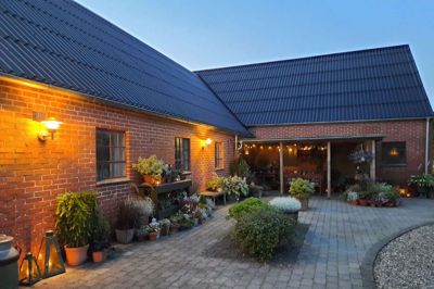 Omkring 100 forskellige krukker med blomster er blot en lillebitte del af Pia Lundagers kæmpe have, som Herning Havekreds arrangerer besøg i mandag aften. Foto: Privatfoto