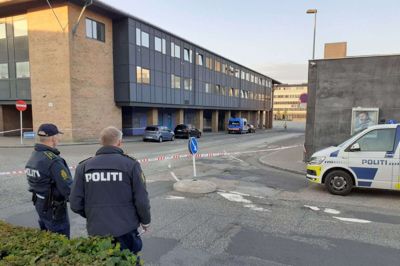 Smedegade er afspærret af politi og politihjemmeværn. Foto: Lars Work Kristensen