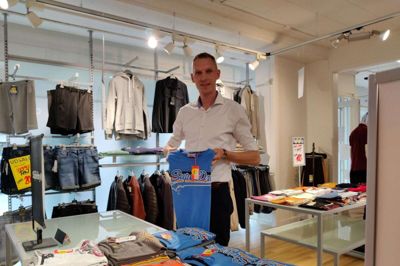 Danny Korshøj lægger snart de sidste T-shirts sammen som butiksassistent hos Din Tøjmand i Videbæk for at begive sig over i en anden verden som industrielektriker, hvor han skal i voksenlære hos Viftrup Jespersen i Videbæk. Foto: Jens Kristian Lynderup