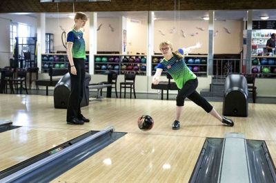 Mia Madsen sender kuglen ned mod keglerne i Herning Bowlinghal under træningen sammen med Lotte Liv Jensen. De to er udtaget til ungdomslandsholdet og skal til EM i Holland om en måned. Foto: Tom Laursen
