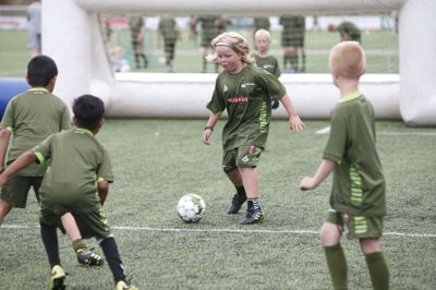 Cirka 80 piger og drenge mellem 6 og 14 år har i de seneste tre dage boltret sig på kunststofbanerne i Hammerum IF. De var alle en del af klubbens fodboldskole, der er blevet til i samarbejde med DGI Midtjylland. I løbet af fodboldskolen blev børnene udfordret i deres fodboldmæssige færdigheder på forskellig vis - og der er helt sikkert lært nye tricks, de kan fremvise deres holdkammerater, når den nye sæson går i gang. - Det har været super sjovt, og vi har lært rigtig meget, konstaterede syvårige Oskar, som her ses i færd med at føre bolden fremad banen. Foto: Henrik Ole Jensen