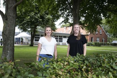Marie Houbak (t.v.) har haft ét helt efterskoleår i Sdr. Felding, mens Caroline Christensen er helt ny. Foto: Tom Laursen