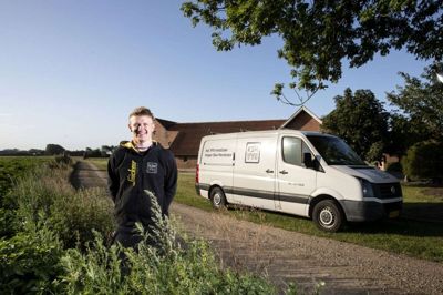 Kasper Skov Mortensen er sammen med sin hustru flyttet fra Aarhus til Herning, hvor de fandt en landejendom på Vardevej, hvor de både bor tæt på byen og naturen. Med flytningen fulgte virksomheden KSM VVS, som Kasper Skov Mortensen grundlagde i 2019. Foto: Tom Laursen