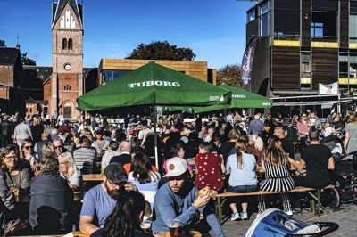 I 2019 blev der for første gang holdt Street Food Festival på Torvet, og det gode vejr trak folk af huse. I næste uge vender festivalen tilbage efter en coronapause. Foto: PR-foto