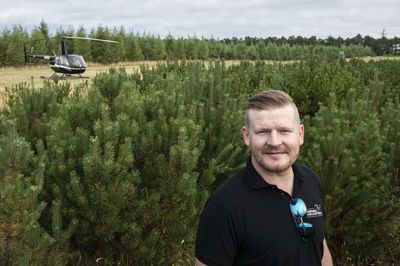 Da coronakrisen var på sit højeste, mistede Stephan Erlandsen alle bookinger ved sit helikopterfirma. Derfor besluttede han sig for at oprette virksomheden Greentimes, hvor både virksomheder og private kan købe træer for at klimakompensere. Træerne plantes blandt andet i Haderup. Foto: Jørn Deleuran