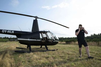 Stephan Erlandsen har ikke så meget tid til at flyve længere. I stedet går meget af tiden med det administrative i forbindelse med både Herning Helicopters og Greentimes. Foto: Jørn Deleuran