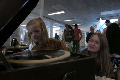 Anne Holm Thuesen lyttede sammen med sin mor, Louise Thuesen, til musik fra Karen Blixens tid. Foto: Stig Dahlgren Atzen
