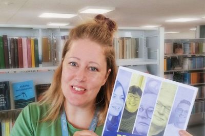 Sofie Torp Hansen er pr-medarbejder for Ringkøbing-Skjern Bibliotekerne. Hun præsenterer det nye program for efteråret, som allerede nu er tilgængeligt på alle bibliotekernes afdelinger. Foto: PR-foto