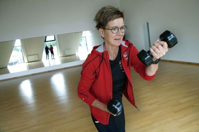 Ud over at være med i bestyrelsen for Kibæk IF Fitness er Conny Møldrup også instruktør i foreningen. Hun har to hold - blandt andet tabbata, som handler om, at man laver diverse øvelser i kortere perioder, men med høj intensitet. Foto: Henrik Ole Jensen
