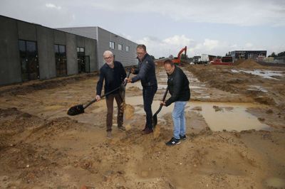 Arkitekt Aksel Fyhn (t.v.), den administrerende direktør i Society of Lifestyle, Martin Skov Hansen, og den tekniske direktør i NRE, Kurt Laursen, tog det første spadestik til den nye tilbygning i silende regn. Foto: Henrik Ole Jensen