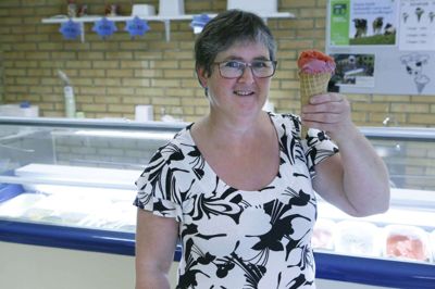 På køl i gårdbutikken har Siobhan Kristensen 25 slags is, der er lavet af mælk fra gårdens køer. Foto: Henrik Ole Jensen