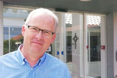 Kaj Kristensen på Plejehjemmet Bakkely i Videbæk har sagt farvel til sin mangeårige souschef, der er flyttet til Skjern. Foto: Jens Kristian Lynderup