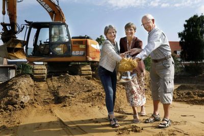 Socialudvalgsformand Anne Marie Søe Nørgaard (V), borgmester Dorte West (V) og Blå Kors-formand Birger Rasmussen deltes om at tage det første spadestik til byggeriet af en ny varmestue i Bethaniagade. Foto: Henrik Ole Jensen