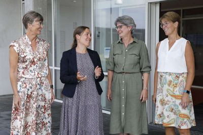 Den socialdemokratiske Social- og Indenrigsminister, Astrid Krag, mødtes torsdag bland andre med borgmester Dorte West (V), udvalgsformand for social og sundhed Anne Marie Søe Nørgaard (V) og udvalgsformand for børn og unge Anne Mette Bang Rasmussen (V). Aftenen brugte ministeren med lokale partifæller til socialdemokratiets 150-årsjubilæum-fejring i Herning. - Jeg får lige lov at være rosinen i pølseenden ved fejringen, fortalte Astrid Krag. Foto: Henrik Ole Jensen