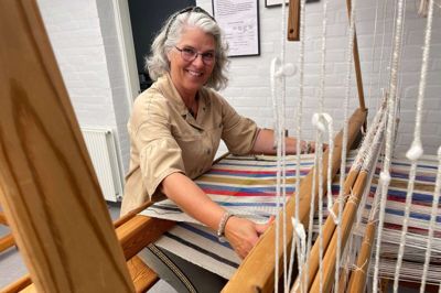 Lotte Lassesen er formand for Foreningen Snorlige og har blandt andet sin egen væv stående i lokalet på Møllegade. Her er hun i fuld gang med at fremtylle viskestykker til sit sommerhus. Foto: Camilla Abildgaard Norup