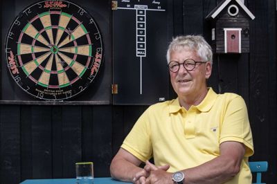 Per Hansen i den meget hyggelige have bag huset på Ahorn Allé på Søholt. Solen er en kær gæst det meste af dagen. Det lille arrangement under dartspillet er et af Per og Elses yndlingssteder. Især egner det sig godt til morgenmad i det fri. Foto Martin Ballund