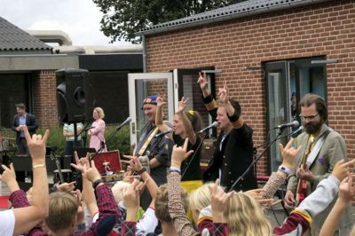 Kvartetten »Ven-skaberne« fik fyret godt op under Engbjergskolen, da bandet spillede sange om rummelighed. På scenen ses fra venstre Brian Bulderbasse, Liv-Line, Kaptajnen og Kloge-Klaus. Foto: Stig Dahlgren Atzen