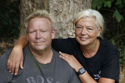 Det er tydeligt at se, at der er røget nogle kilo, siden tv-eksperimentet »Fede forhold« begyndte i januar. 20 kilo har Eilif Hedelund smidt, mens Tina Østergaard har smidt næsten 16 kilo. Undervejs optog de omkring 300-350 timers video. Hvert af de seks afsnit, der netop er blevet vist i tv, varede knap en halv time, og de to andre par som medvirkede, havde formentlig optaget lige så meget. Så kan man selv regne ud, at der er blevet klippet en hel del fra. Parrene sendte deres optagelser ind hver søndag, hvorefter de fik en tilbagemelding på, om de skulle optage mere af det ene eller det andet i ugen efter. Foto: Henrik Ole Jensen