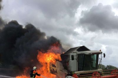 Lørdag over middag gik der ild i en mejetærsker på Storgårdvej 1 i Herborg. FotO: Indsatsfoto-BRMV