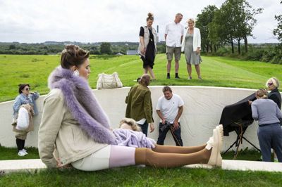 Saga Furs lavede fredag photo shoot i Birk. I baggrunden ses kreativ leder Thea Larsen, area manager Kristen Svensen og direktør Ester Løvschal. Foto: Jørn Deleuran