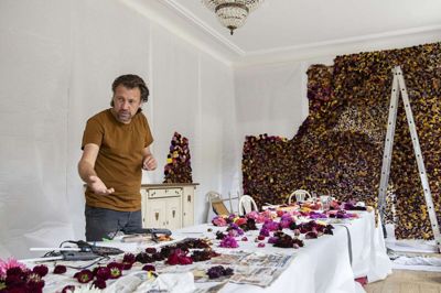 I den store spisestue på herregården Pallisbjerg bliver der sat 40.000 georginer op som en mosaik på væggen. - Og I kan godt tælle dem, siger Johnny Haugaard, hvis nogen tvivler på antallet. Foto: Jørn Deleuran