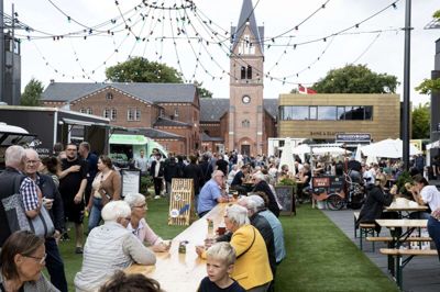 Sidste år var der også streetfood-festival på Torvet, og den var godt besøgt. Arrangørerne håber på godt vejr som medspiller til at få endnu en succes. Foto: Jørn Deleuran