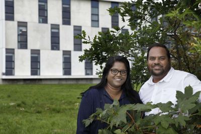 Siva Balasubramanian (t.h.) og Suba Sivakumar fra Partner Consulting synliggør for virksomhederne, hvor langt de er kommet på deres bæredygtige rejse. Foto: Henrik Ole Jensen