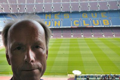 Erik Madsen - her under et besøg på FC Barcelonas hjemmebane, Camp Nou - har været bidt af tipning og tipskonstruktioner i over fire årtier. Foto: Privatfoto