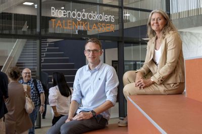 Både viceskoleleder Jesper Hougaard Sørensen og skoleleder Dorte Lorentzen oplever, at personale og elever er glade for de nye rammer. - Der er også flere, som lige stikker hovedet ind, siger Dorte Lorenzen. Foto: Jørn Deleuran
