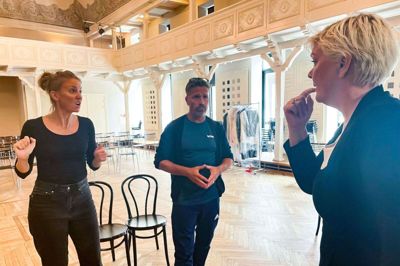 Operasanger Karin Sjöholm får inspiration af danser og koreograf Morten Innstrand i samarbejde med instruktør Pernille Elimar på Knudsens i Holstebro. Foto: Bent Tilsted/Operaen i Midten
