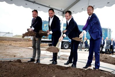 Minister Dan Jørgensen (t.v.) tog i august første spadestik sammen med Jacob Krogsgaard, direktør hos Everfuel, Finn Bjørn Schousboe, direktør hos Crossbridge Energy Fredericia og Tejs Laustsen Jensen, direktør hos brintbranche-foreningen. Foto: PR-Foto