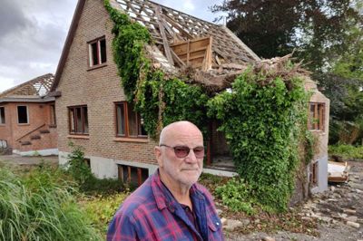 John Ulrich foran familiens hjem indtil 2017, der nu rives ned til fordel for nye punkthuse i Videbæk. Foto: Jens Kristian Lynderup