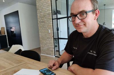 Alt er på mobilen. Poul Erik Clausen har overblik over alle de marker han ejer selv og passer for andre. Alle 2800 hektar jord er registreret med afgrøder, høst og data om mængder. Han kan også følge med i udbyttet mens maskinerne kører på marken, da den løbende opsamler data om mængder og kvalitet af foderet. Foto: Jens Kristian Lynderup