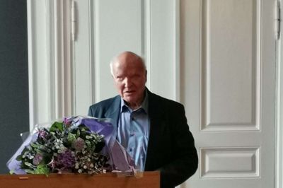 Organist, komponist og salmedigter Willy Egmose, Skjern, fik i aftes en kontant hæder for sin mangeårige indsats for at fremme den rytmiske udvikling inden for kirkemusik. Foto: Tina Lynderup