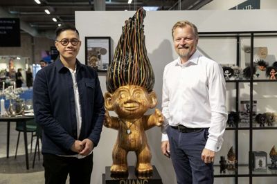 Quang Ramsing Fleuret (t.v.) og Jesper Sommer flankerer den store Lykketrold, der skal på auktion til fordel for Kræftens Bekæmpelse. Foto: Jørn Deleuran