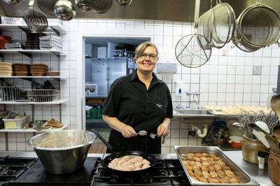 Maj-Britt Stilou og hendes mand har Ejstrupholm Hotel, som hun driver, og hotellet er endelig ved at komme op i omdrejninger igen oven på coronapandemien. Det betyder også, at den populære mortensaften og familiejulefrokosten på hotellet er tilbage. Foto: Jørn Deleuran