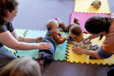 Barselscafé som denne i Kibæk er en af folkekirkens metoder til at række ud til mennesker og blive en relevant medspiller i deres liv gennem Folkekirkens Familiestøtte. Foto: Jørn Deleuran