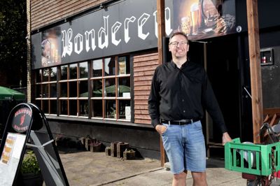 Jesper Pedersen, indehaver af Bonderen på Vestergade i Ikast, har købt stort ind af drikkevarer og bestilt syv bands, så der kan blive gang i baggården, når der 3. og 4. september er Open Air bag værtshuset. Foto: Jørn Deleuran