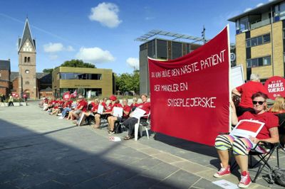 Op mod 200 lokale sygeplejersker lod skiltene tale til såkaldt sitdownstrejke på Torvet. Foto: Bo Lundgaard