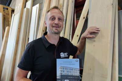 Claus Henriksen fra HNN Byggefirma i Videbæk har ledet opførelsen af den nye hospitalskirke i Gødstrup, som indvies på lørdag. De to massive egeplanker er overskud fra byggeriet, men der er planer om, at de skal omdannes til en bænk. Det arbejde forestår stadig, men selve er kirken klar til indvielse. Foto: Jens Kristian Lynderup