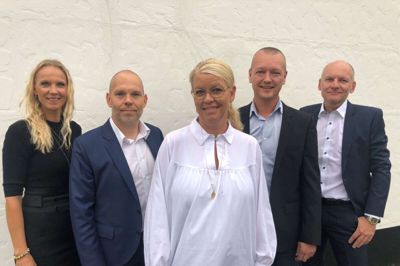 Christina og Claus Hembo flankerer her de tre nye medejere René Jakobsen, Anette Mæng og Thomas Vadsbach. Foto: Brian Kjær Andersen