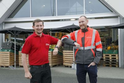 Direktøren for Videbæk Energiforsyning, Jan Grarup (t.h.), har ikke haft det store arbejde i, at bestyrer Michael Christensen og resten af ABC Lavpris nu skal til at sende varme ud gennem fjernvarmeledningen i stedet for at få varme ind. Foto: Henrik Ole Jensen