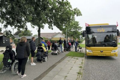 Kørestolsbrugerne fra Bytoften Bo- og Aktivitetscenter sad onsdag i kø for at prøve de nye el-busser fra Tide Bus, som giver handicappede adgang via en rampe og et automatiseret fastspændingssystem inde i bussen. Foto: Bo Lundgaard