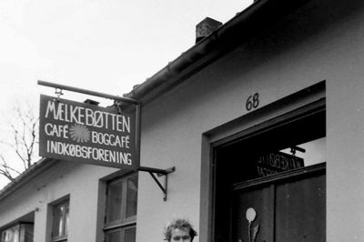 Flemming Hansen var allerede som ung interesseret i foto og medier. Her står han foran Foreningen Mælkebøtten i Fredericia, hvor han blandt andet var med til at oprette et trykkeri. Foto: Privatfoto